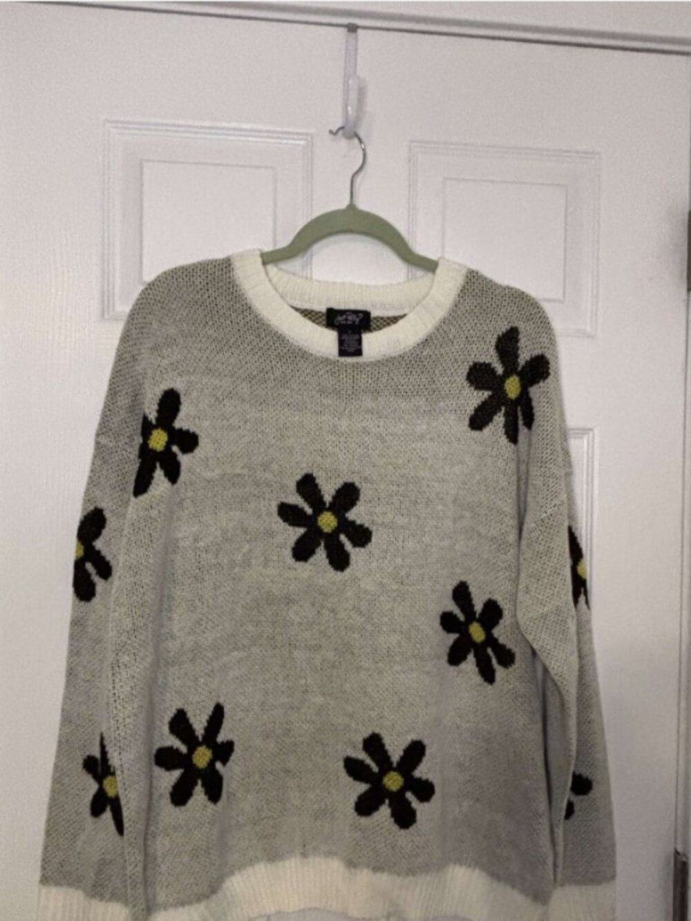 Just Polly Grey Daisy Graphic Crewneck Knit Sweater Large